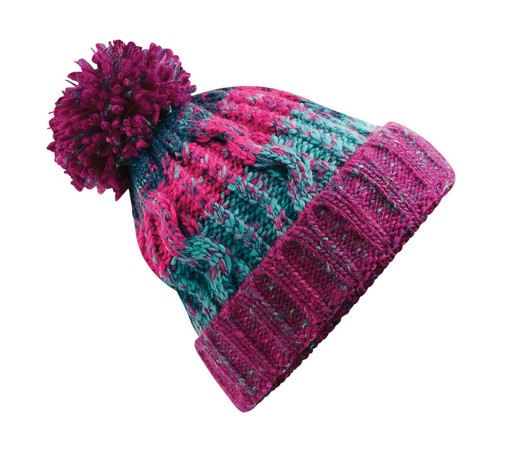 Corkscrew Pom Pom Beanie in Farbe Winter Berries
