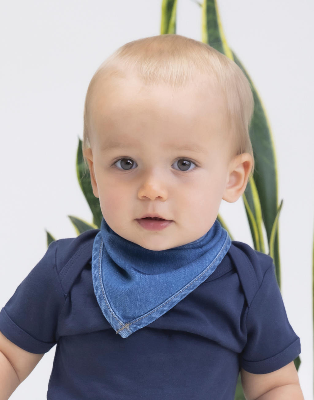  Baby Rocks Denim Bandana Bib in Farbe Denim Blue