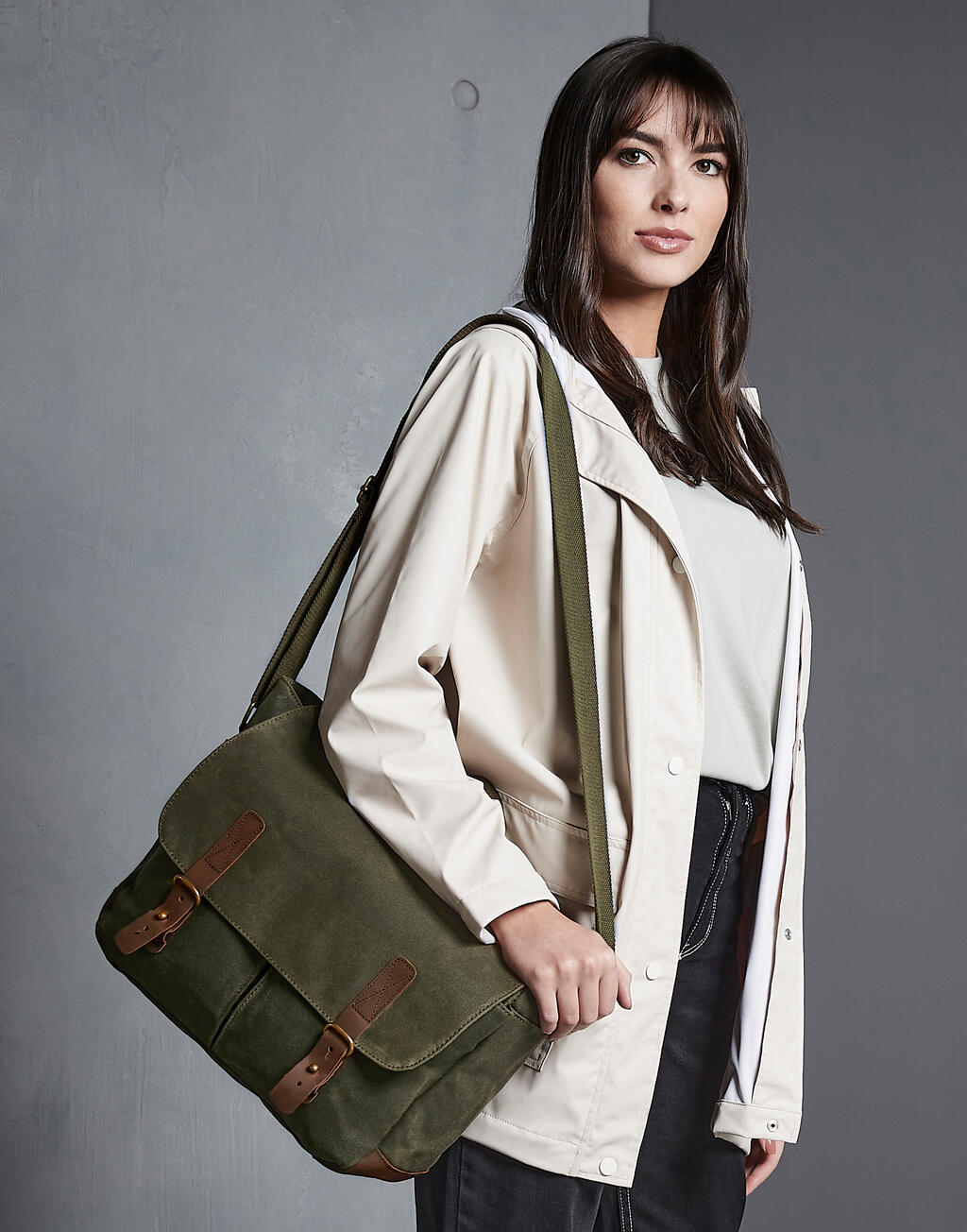  Heritage Waxed Canvas Messenger in Farbe Black