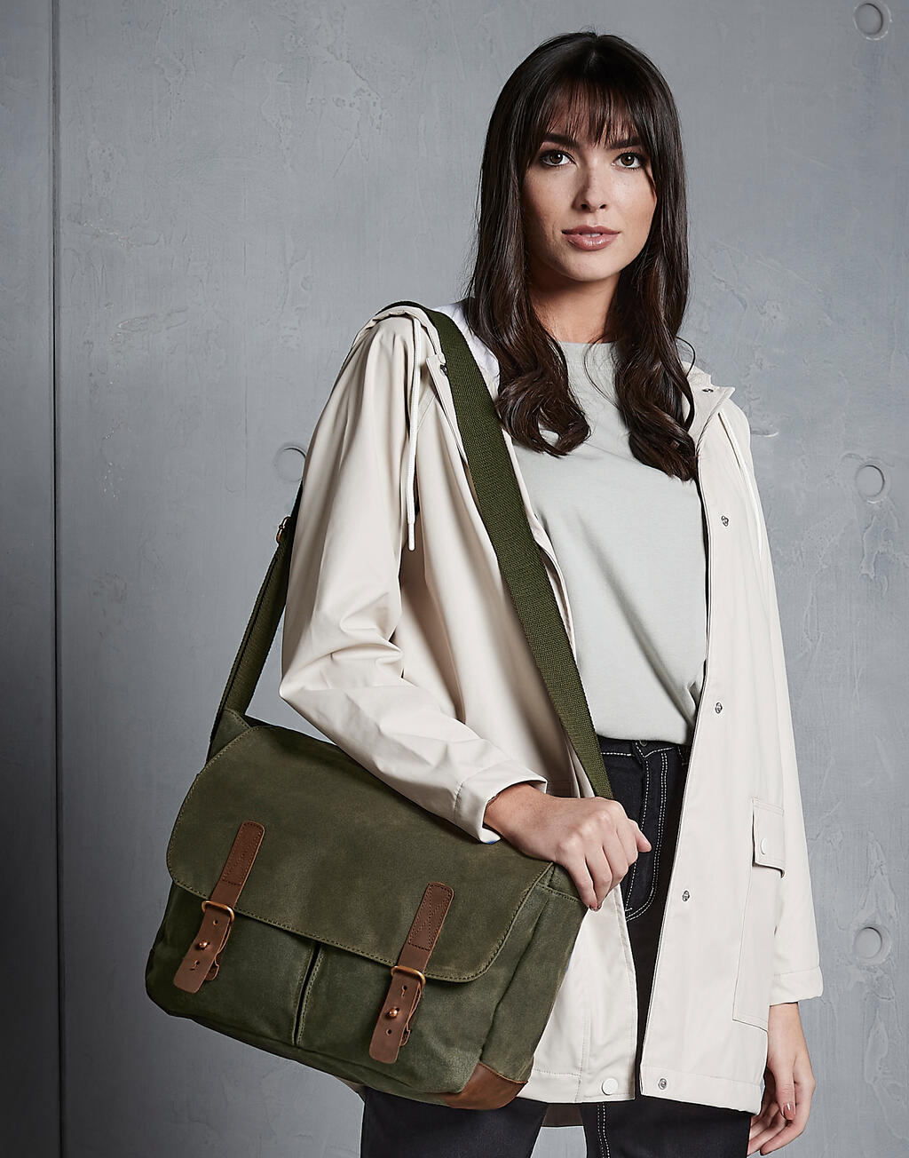 Heritage Waxed Canvas Messenger in Farbe Black