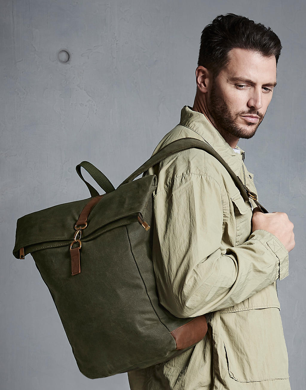  Heritage Waxed Canvas Backpack in Farbe Black