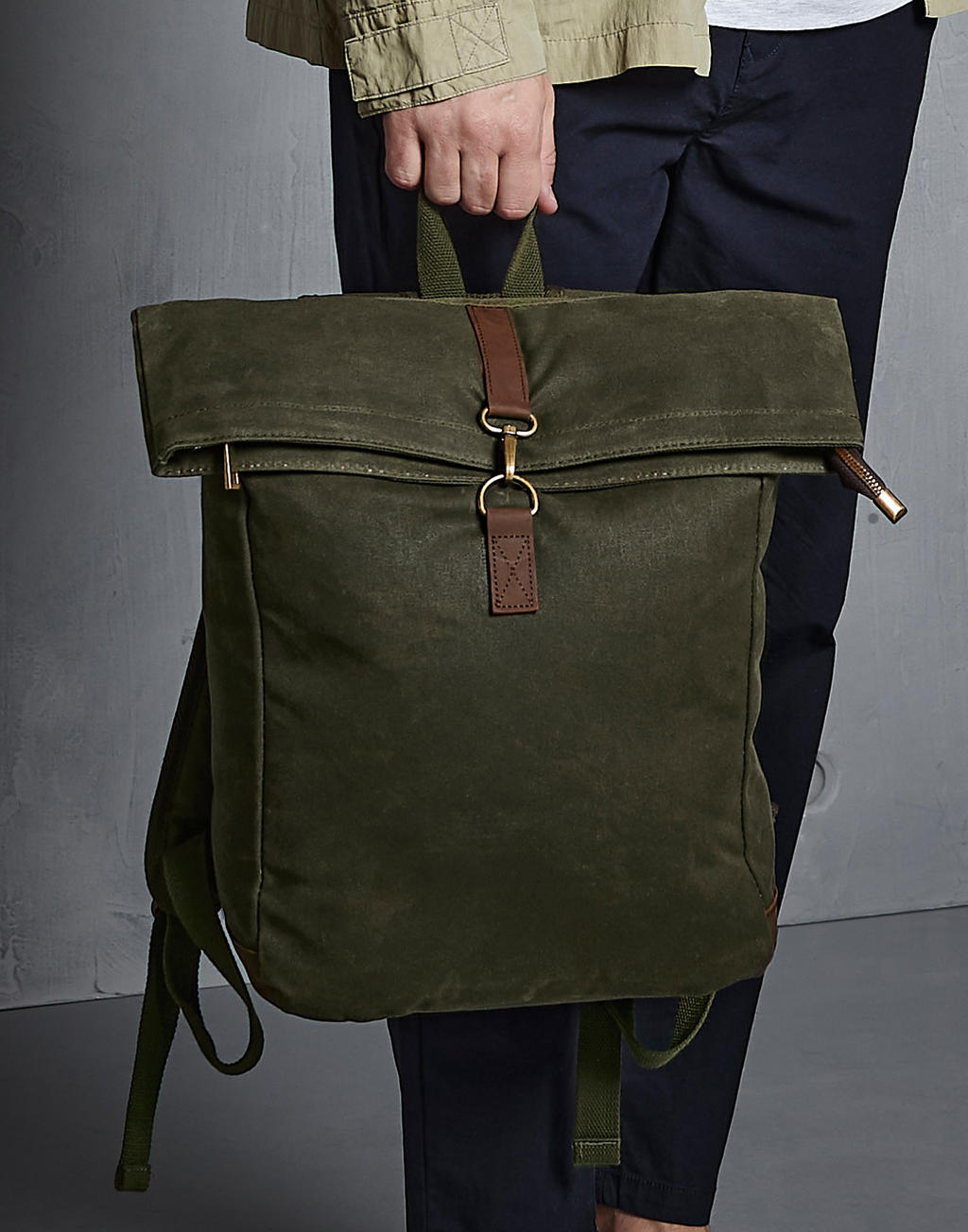  Heritage Waxed Canvas Backpack in Farbe Black