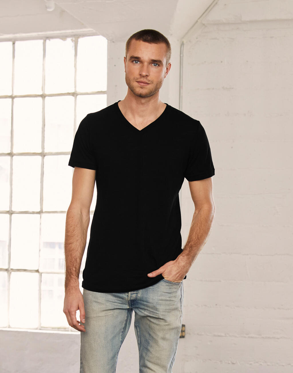  Unisex Jersey V-Neck T-Shirt in Farbe White