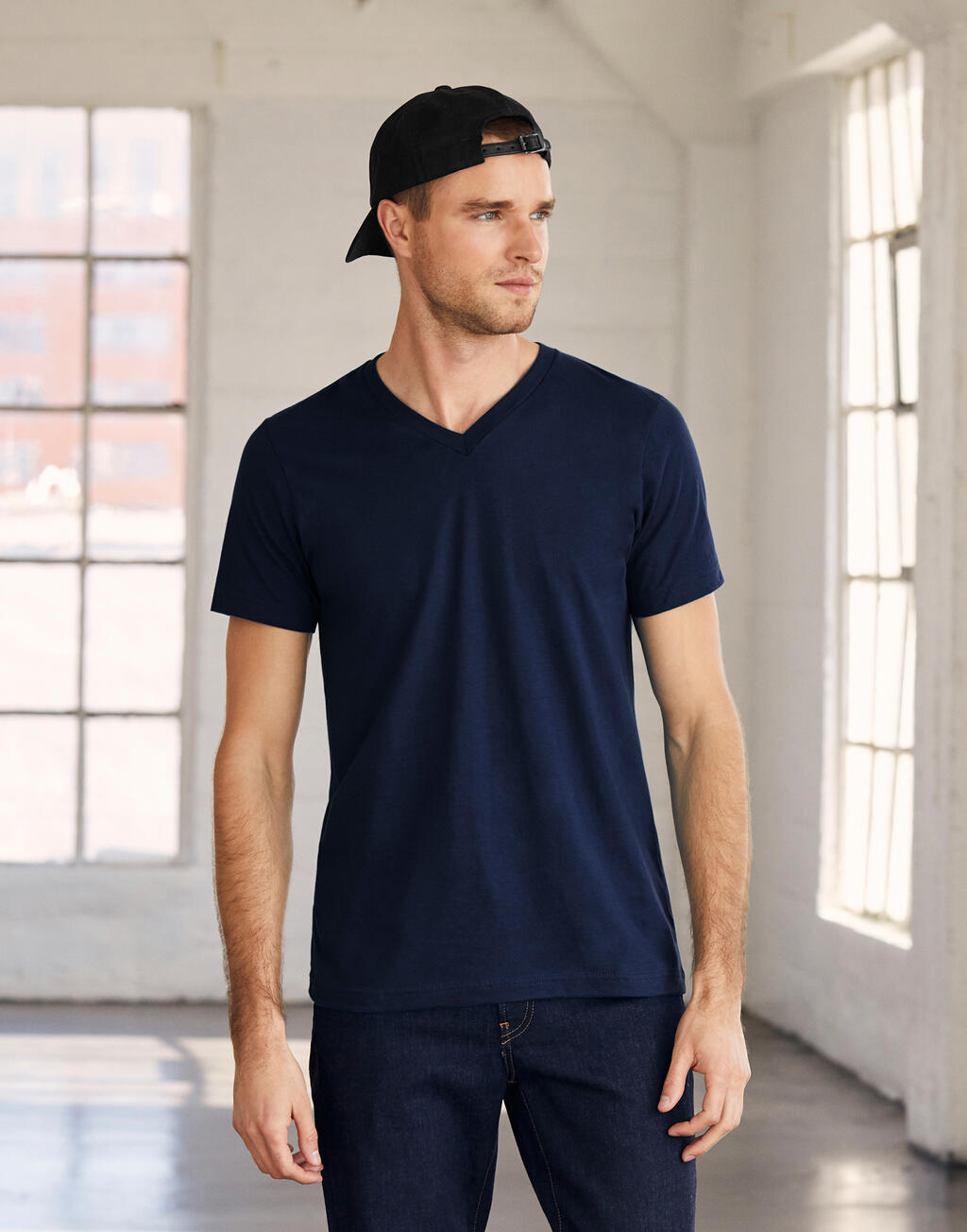  Unisex Jersey V-Neck T-Shirt in Farbe White