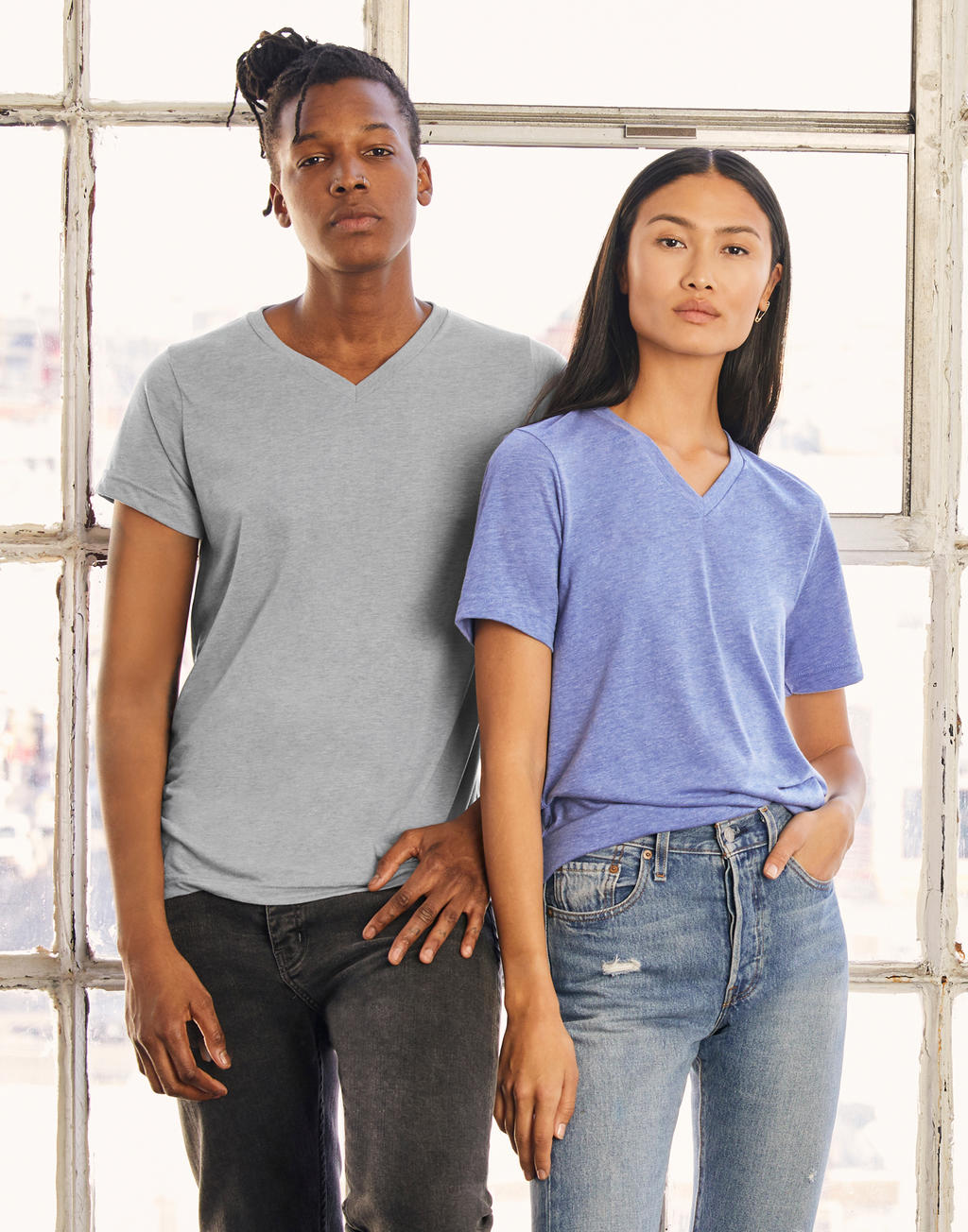  Unisex Triblend V-Neck T-Shirt in Farbe Charcoal-Black Triblend