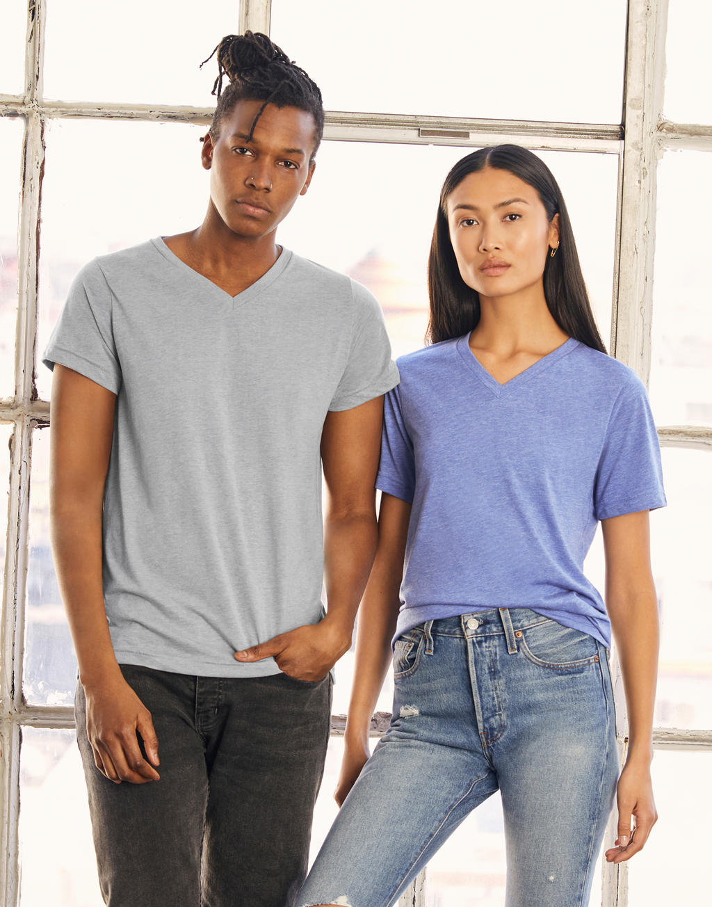  Unisex Triblend V-Neck T-Shirt in Farbe Charcoal-Black Triblend