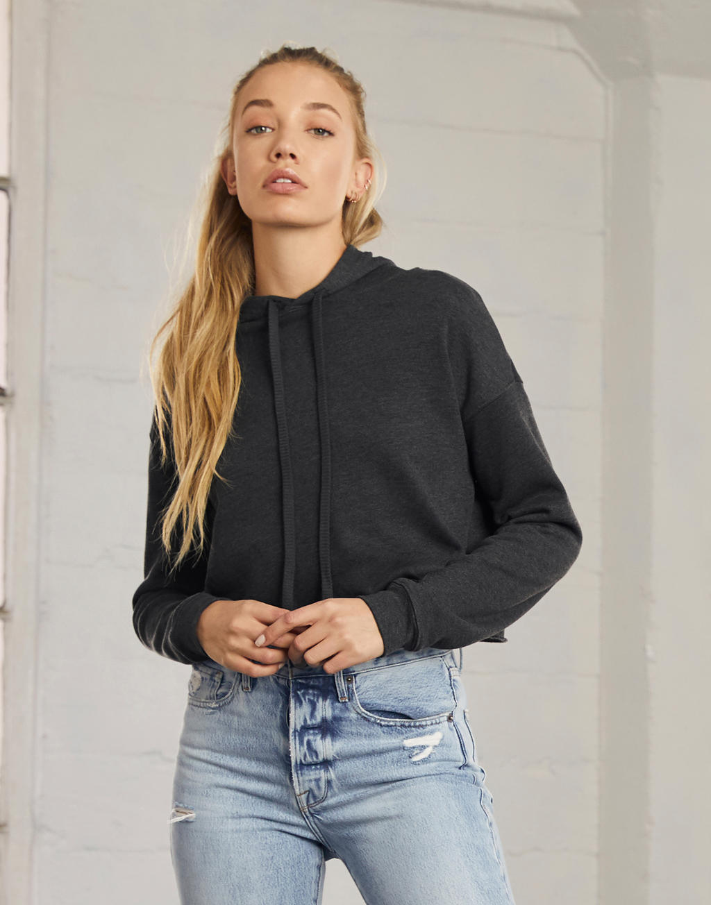  Women's Cropped Fleece Hoodie in Farbe Black