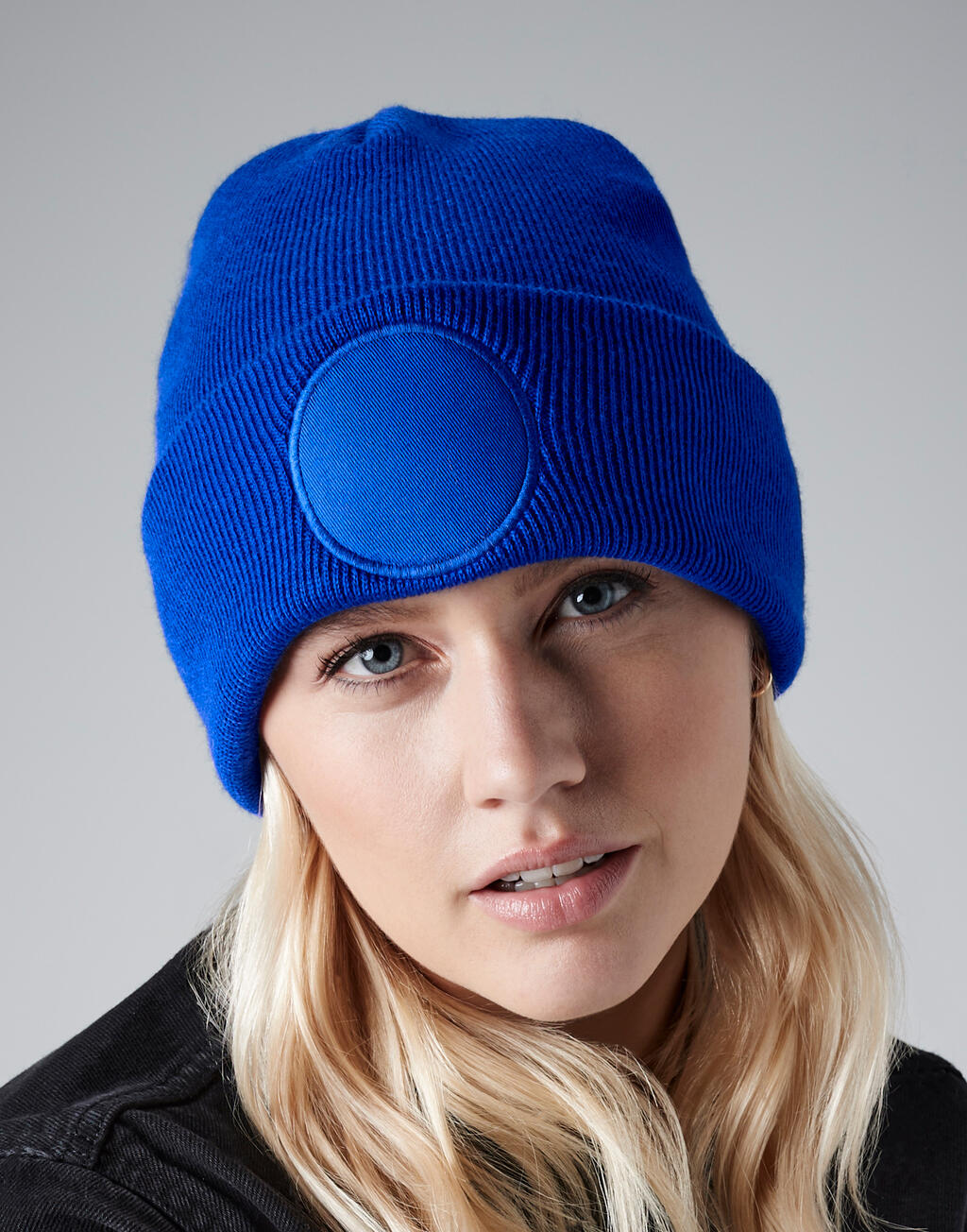  Circular Patch Beanie in Farbe Black