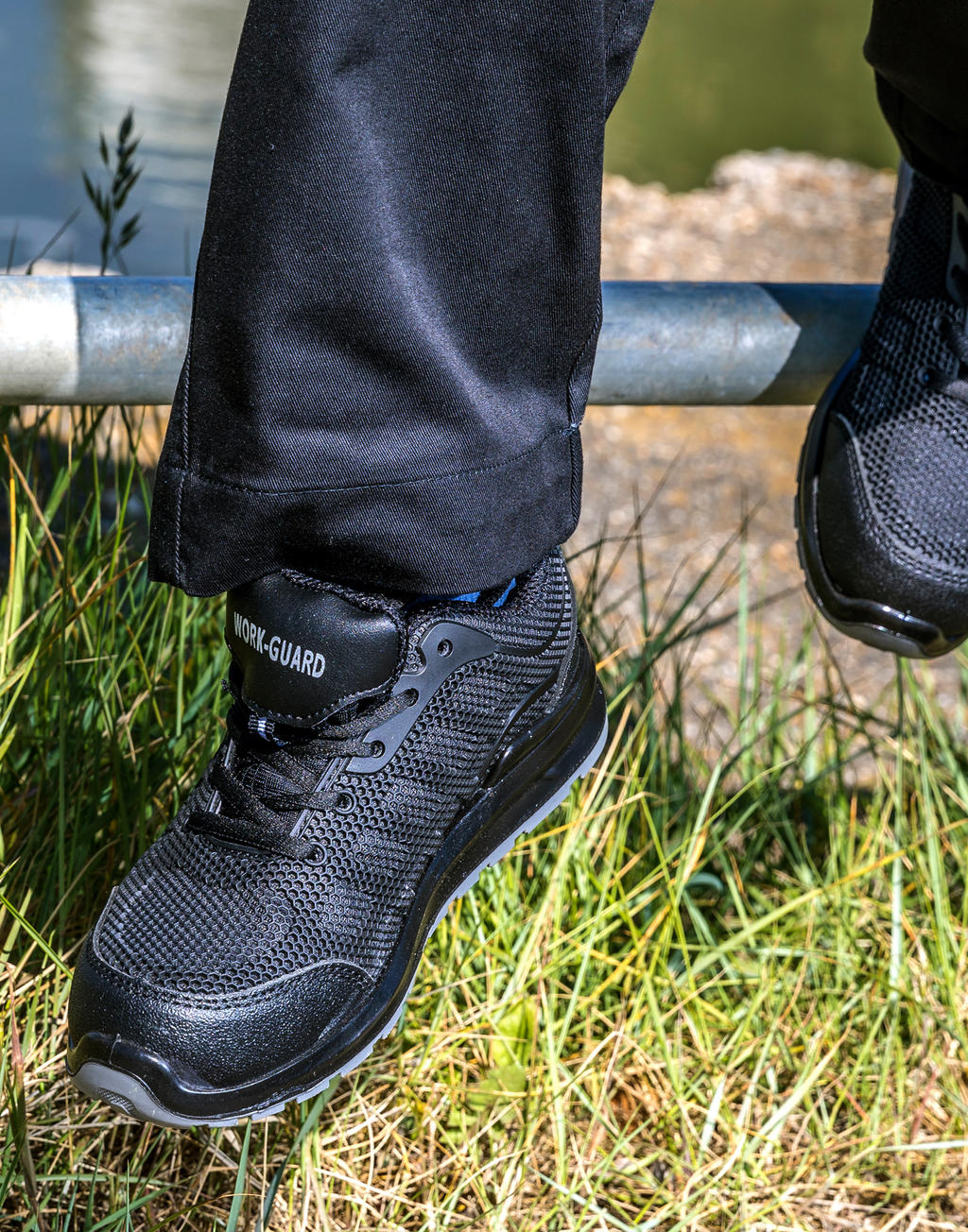  All Black Safety Trainer in Farbe Black